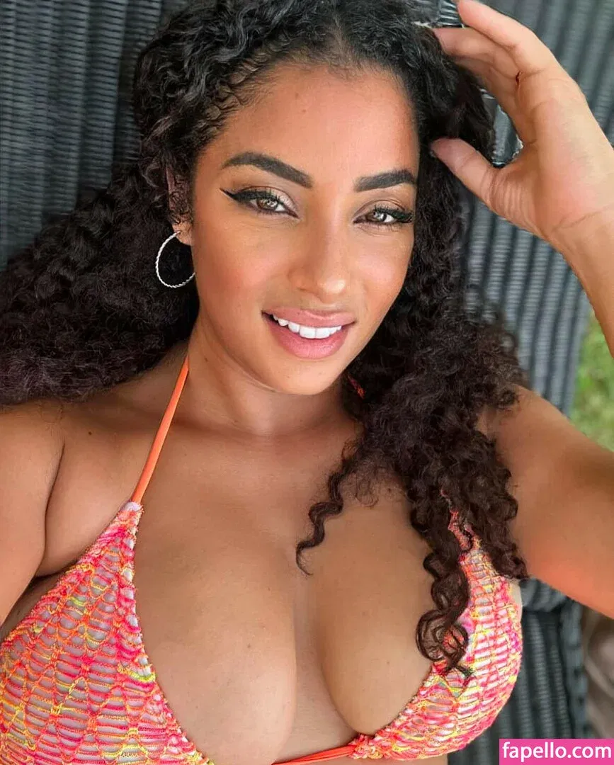 yinamenez Onlyfans Photo Gallery 