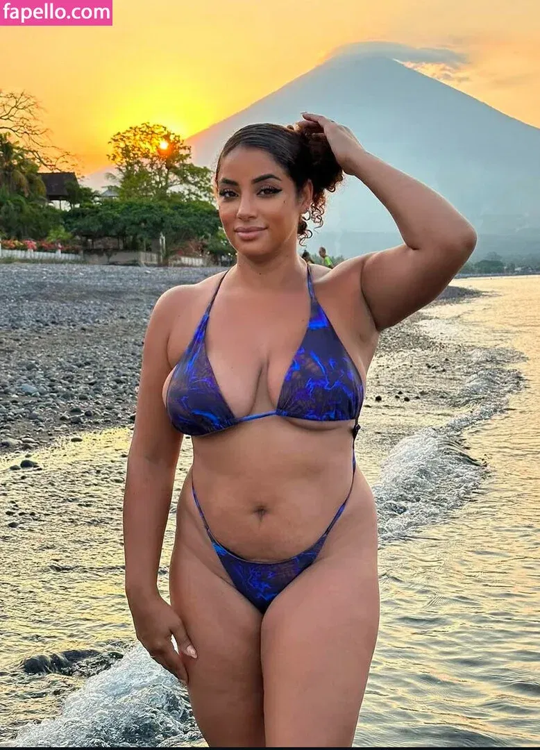 yinamenez Onlyfans Photo Gallery 