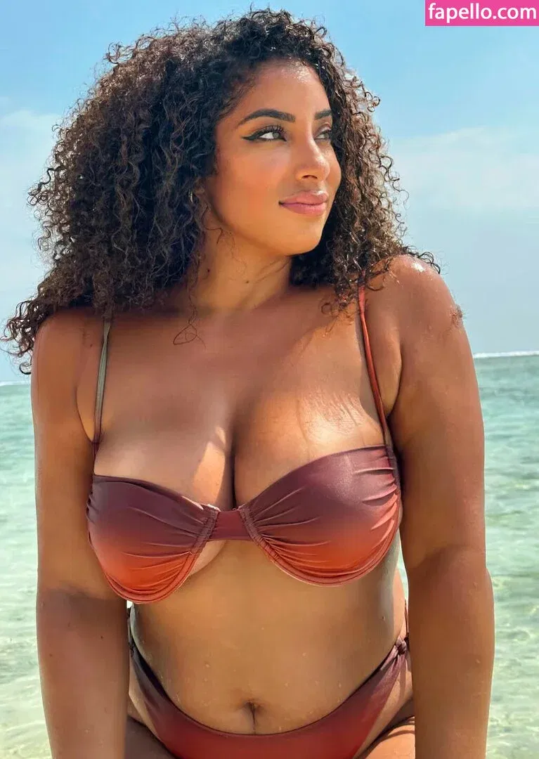 yinamenez Onlyfans Photo Gallery 