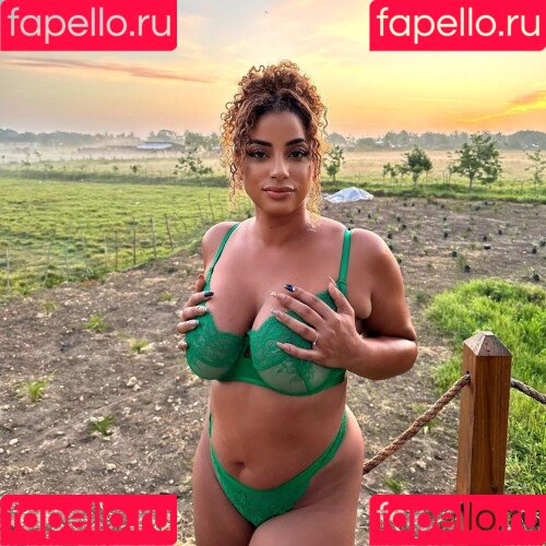 yinamenez Onlyfans Photo Gallery 