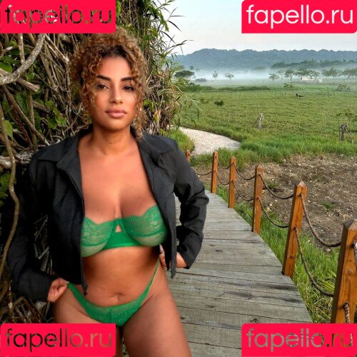 yinamenez Onlyfans Photo Gallery 