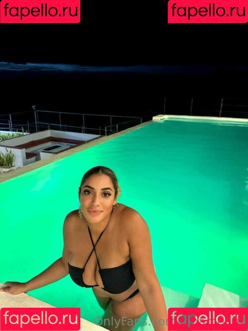 yinamenez Onlyfans Photo Gallery 