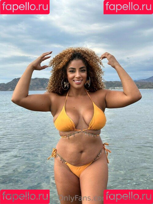 yinamenez Onlyfans Photo Gallery 