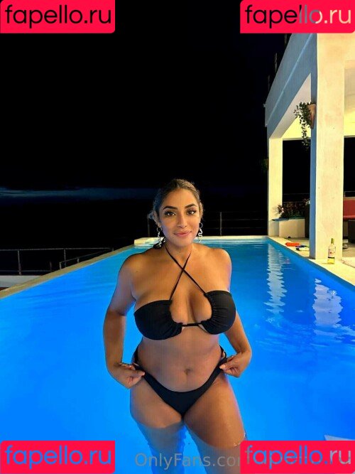 yinamenez Onlyfans Photo Gallery 