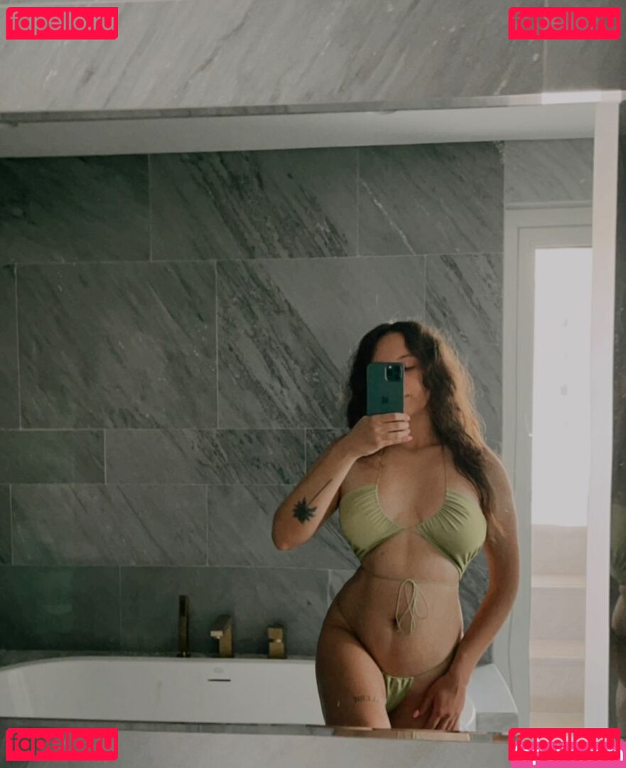 Leila Hadid Nude Onlyfans Photo 16