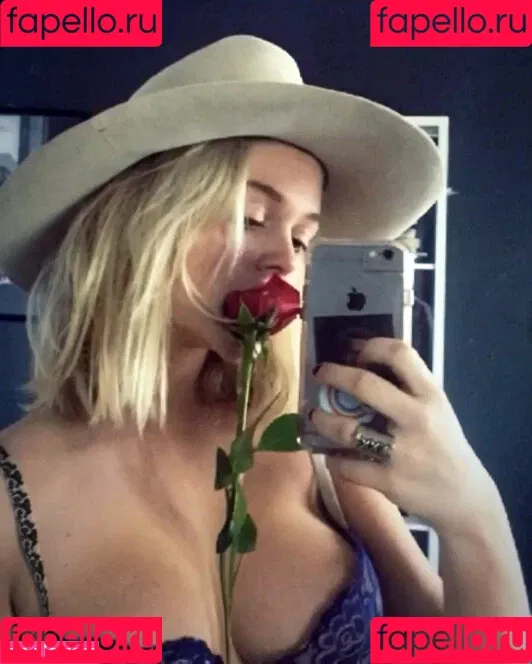 Emily Alyn Lind Onlyfans Photo Gallery 
