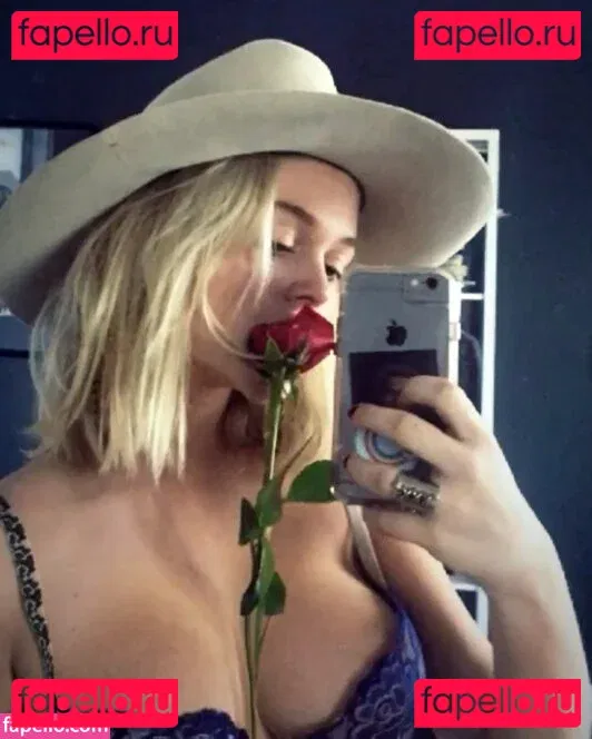 Emily Alyn Lind Onlyfans Photo Gallery 