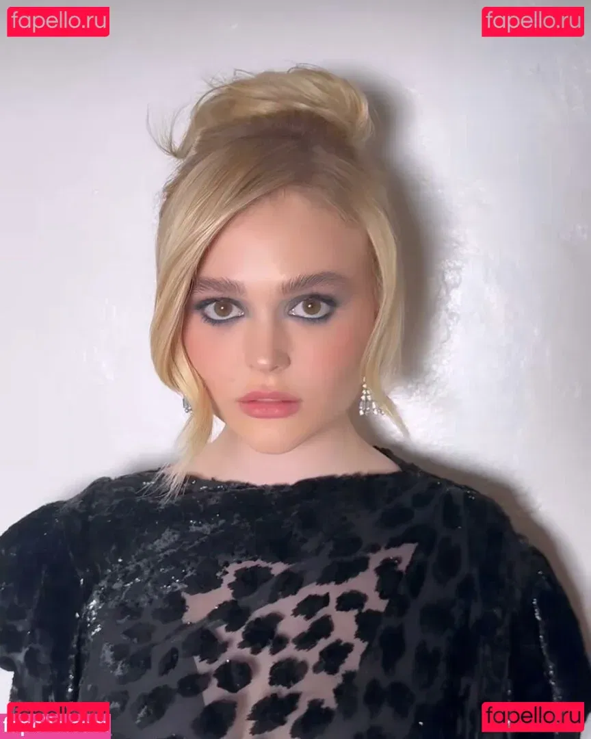 Emily Alyn Lind Onlyfans Photo Gallery 