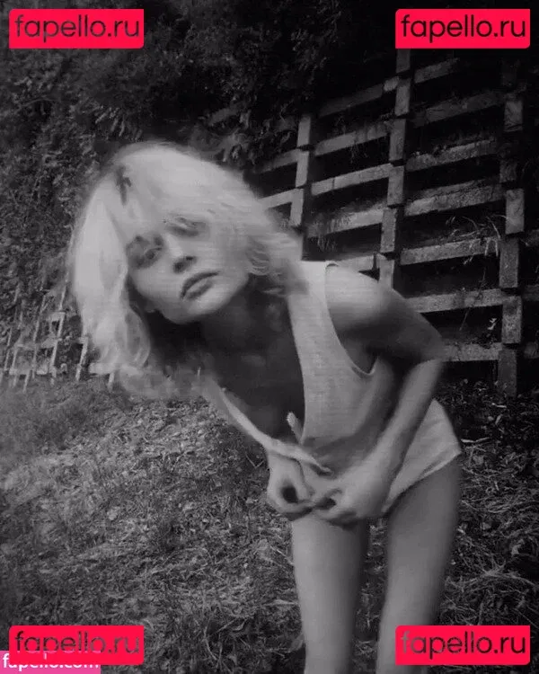 Emily Alyn Lind Onlyfans Photo Gallery 