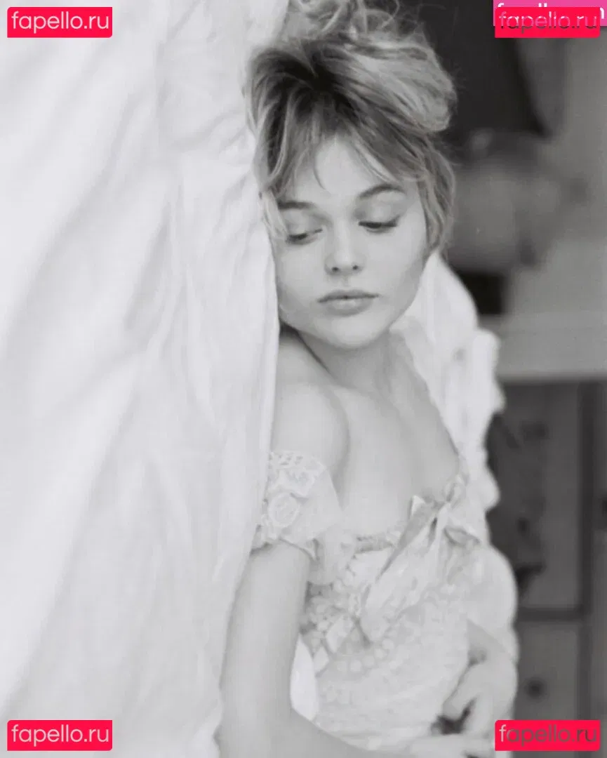 Emily Alyn Lind Onlyfans Photo Gallery 