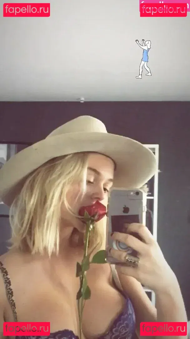 Emily Alyn Lind Onlyfans Photo Gallery 