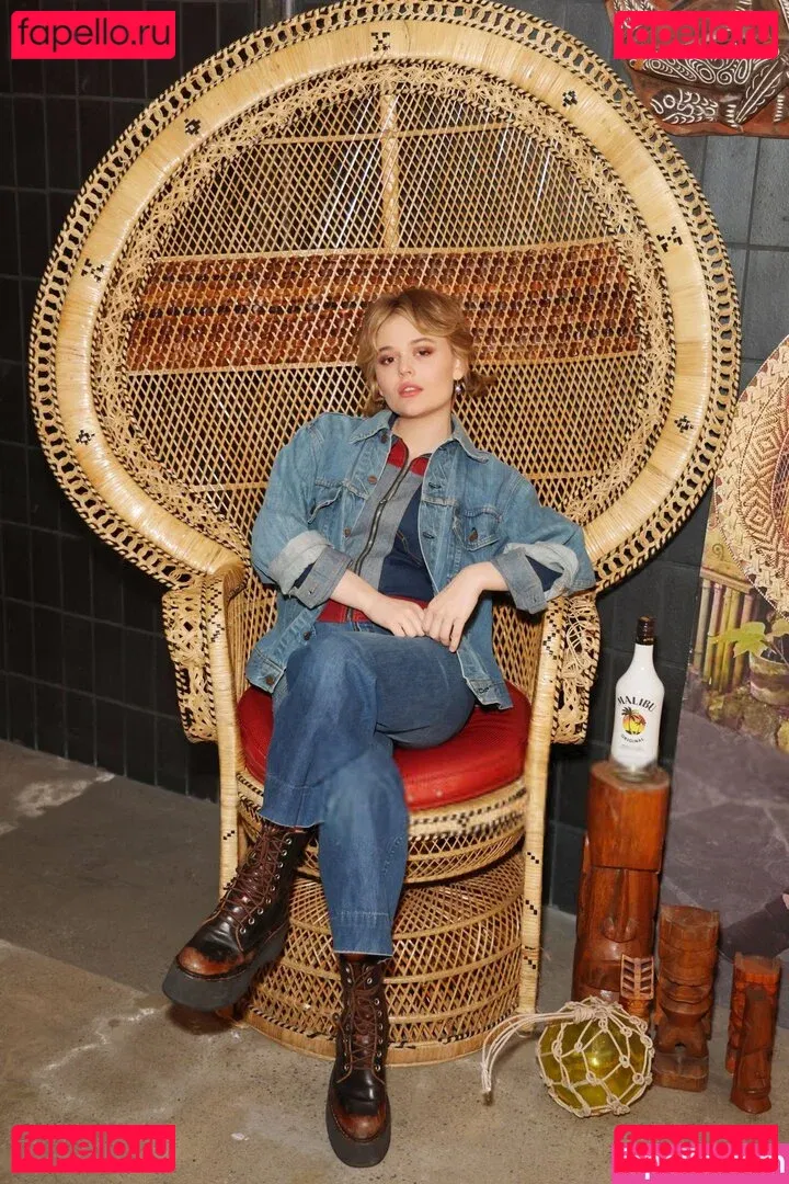 Emily Alyn Lind Onlyfans Photo Gallery 