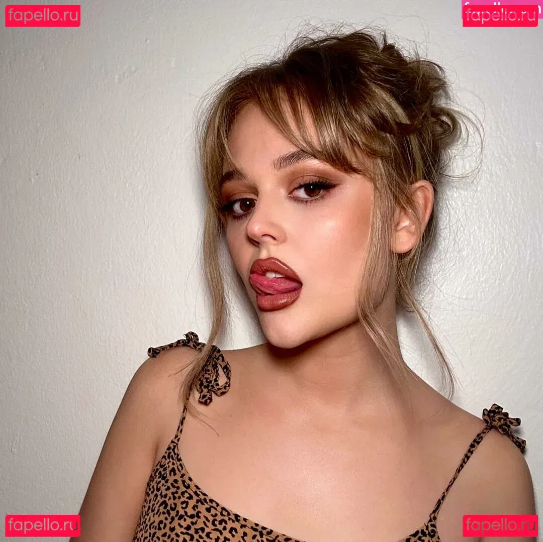 Emily Alyn Lind Onlyfans Photo Gallery 