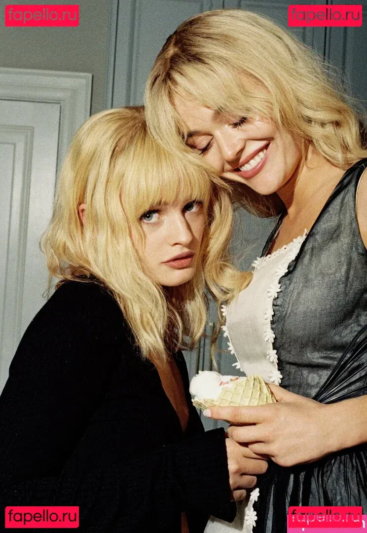 Emily Alyn Lind Onlyfans Photo Gallery 