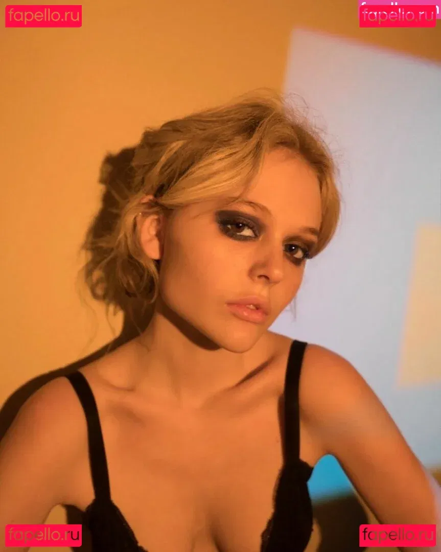 Emily Alyn Lind Onlyfans Photo Gallery 