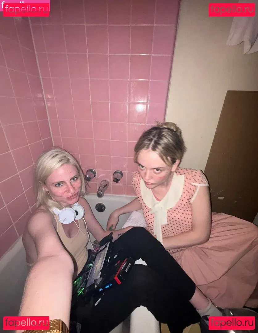 Emily Alyn Lind Onlyfans Photo Gallery 