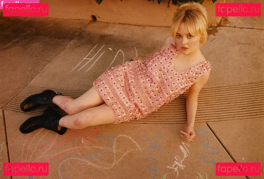 Emily Alyn Lind Onlyfans Photo Gallery 