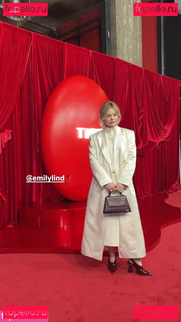 Emily Alyn Lind Onlyfans Photo Gallery 