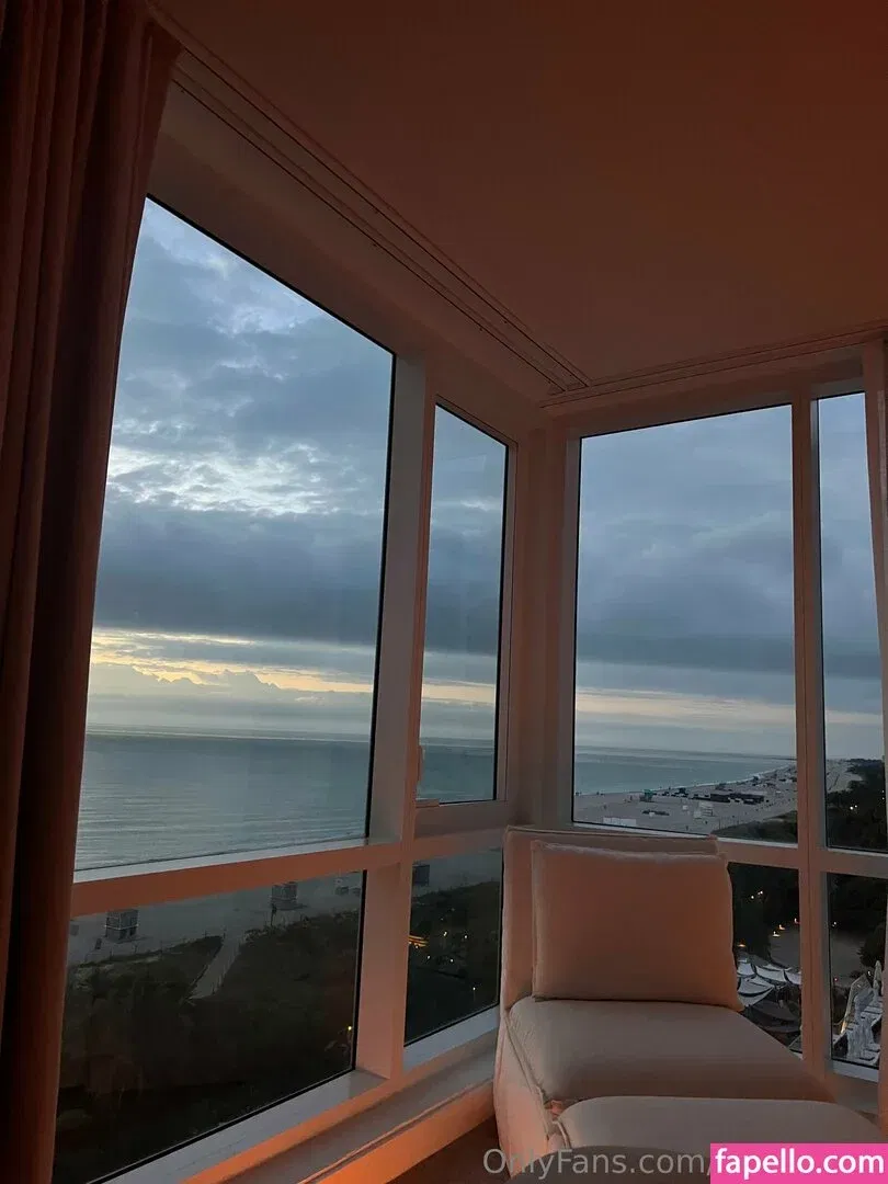 miakhalifa Onlyfans Photo Gallery 