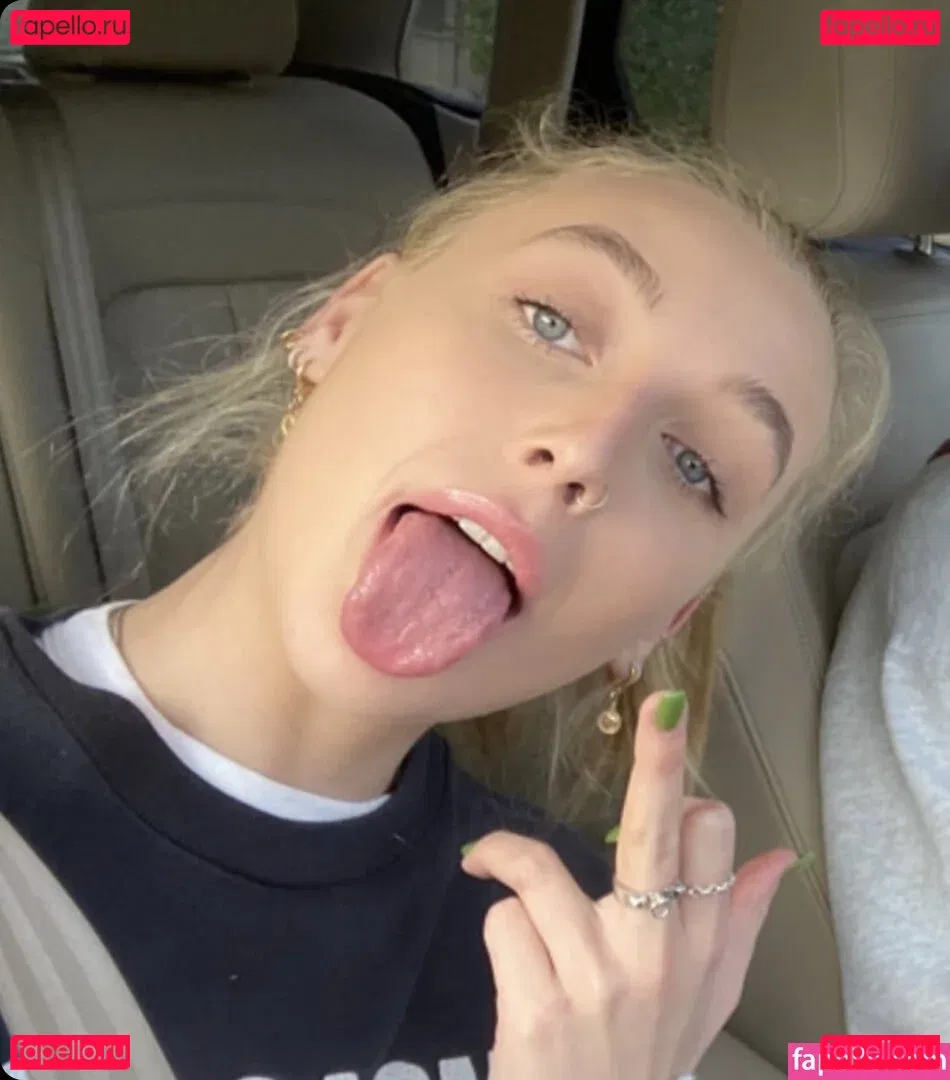 Emma Chamberlain Onlyfans Photo Gallery 