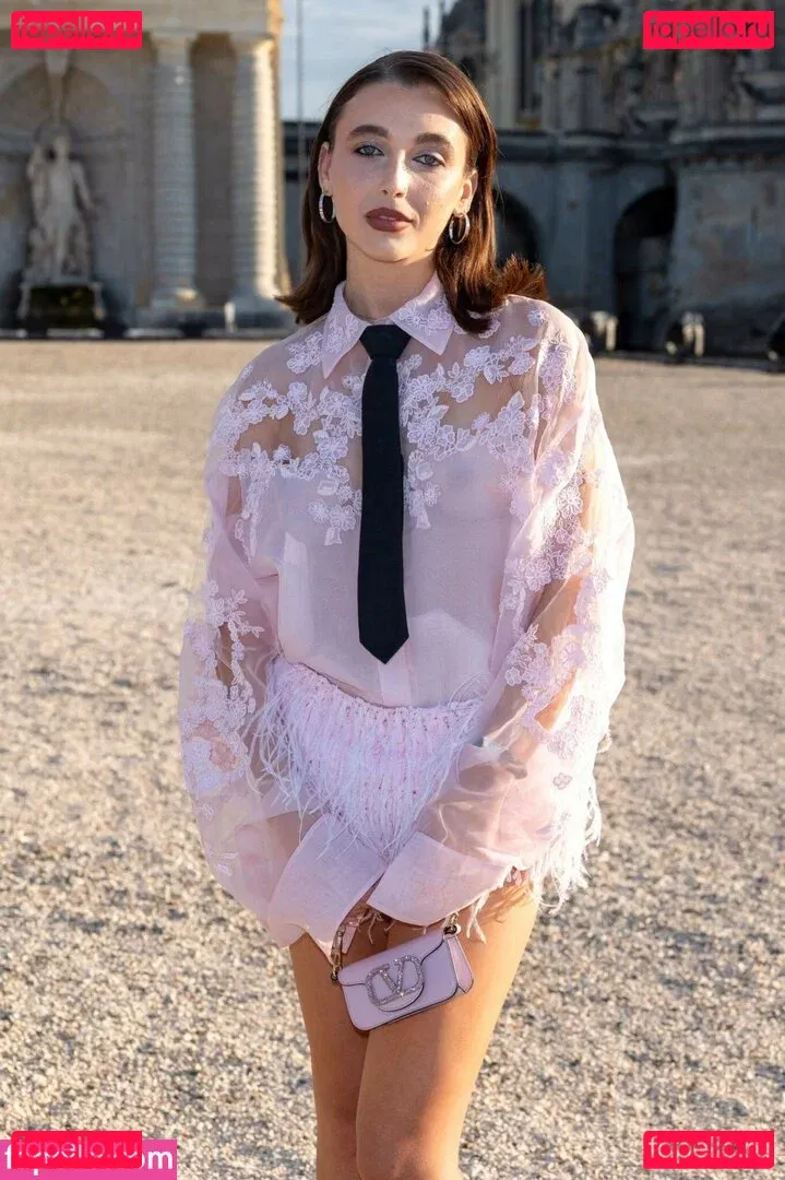 Emma Chamberlain Onlyfans Photo Gallery 