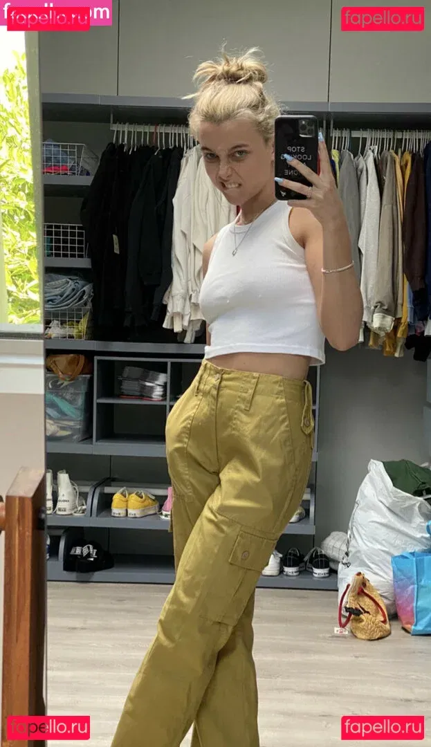 Emma Chamberlain Onlyfans Photo Gallery 