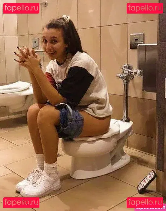Emma Chamberlain Onlyfans Photo Gallery 