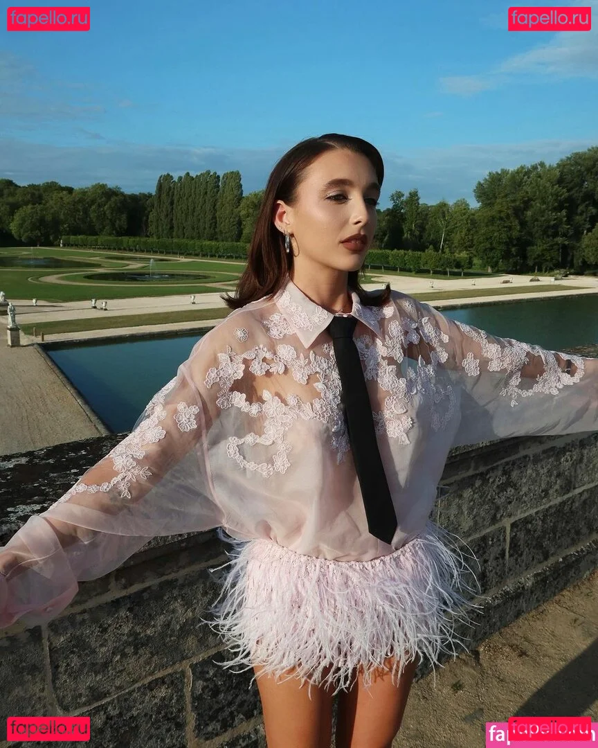 Emma Chamberlain Onlyfans Photo Gallery 