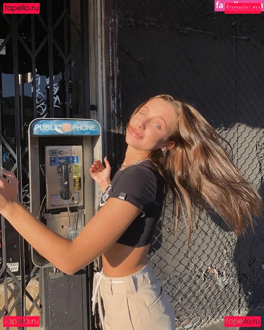 Emma Chamberlain Onlyfans Photo Gallery 