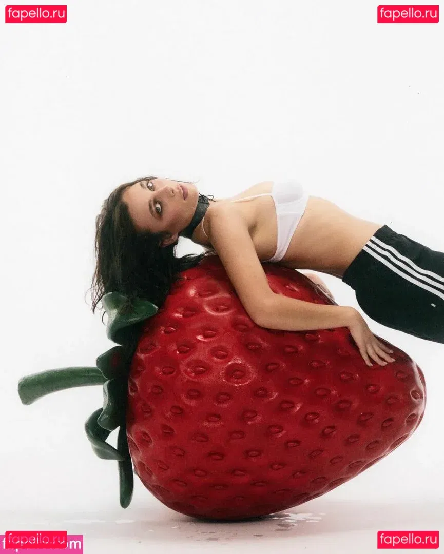 Emma Chamberlain Onlyfans Photo Gallery 