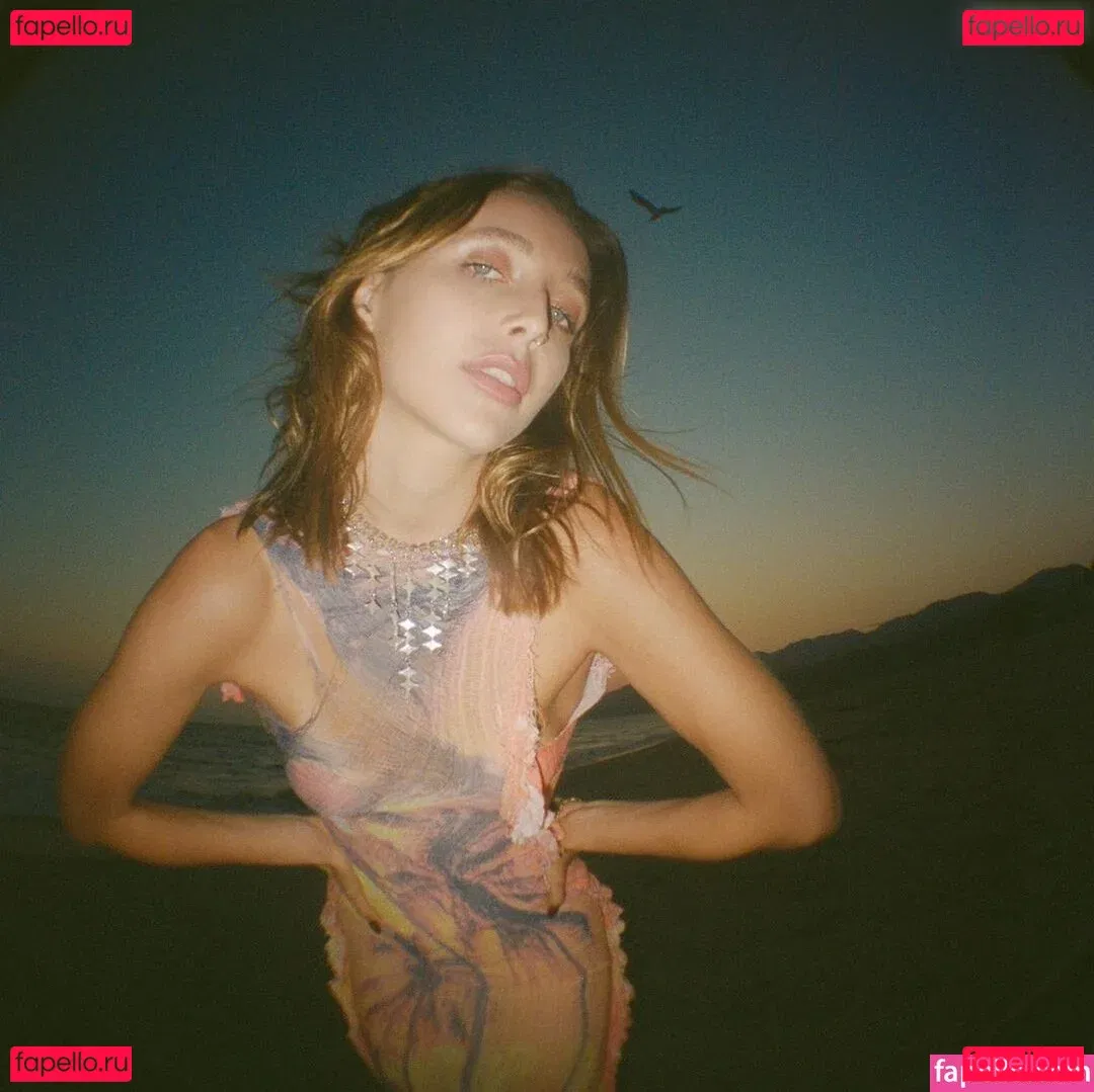 Emma Chamberlain Onlyfans Photo Gallery 