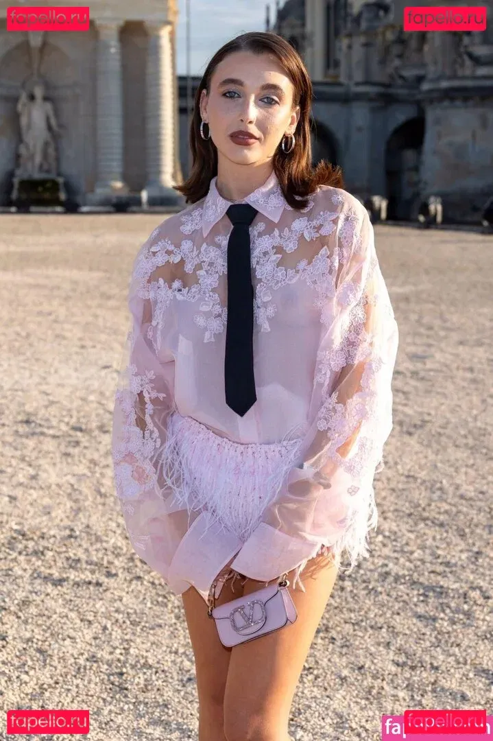 Emma Chamberlain Onlyfans Photo Gallery 