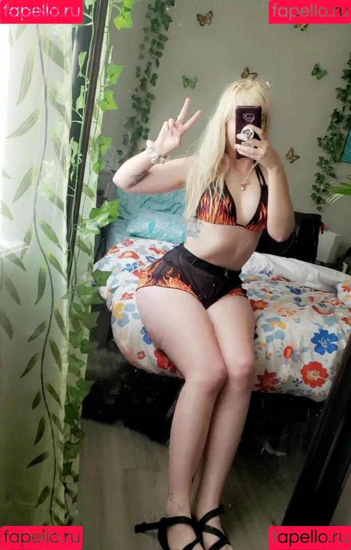 Moon_IRL Onlyfans Photo Gallery 