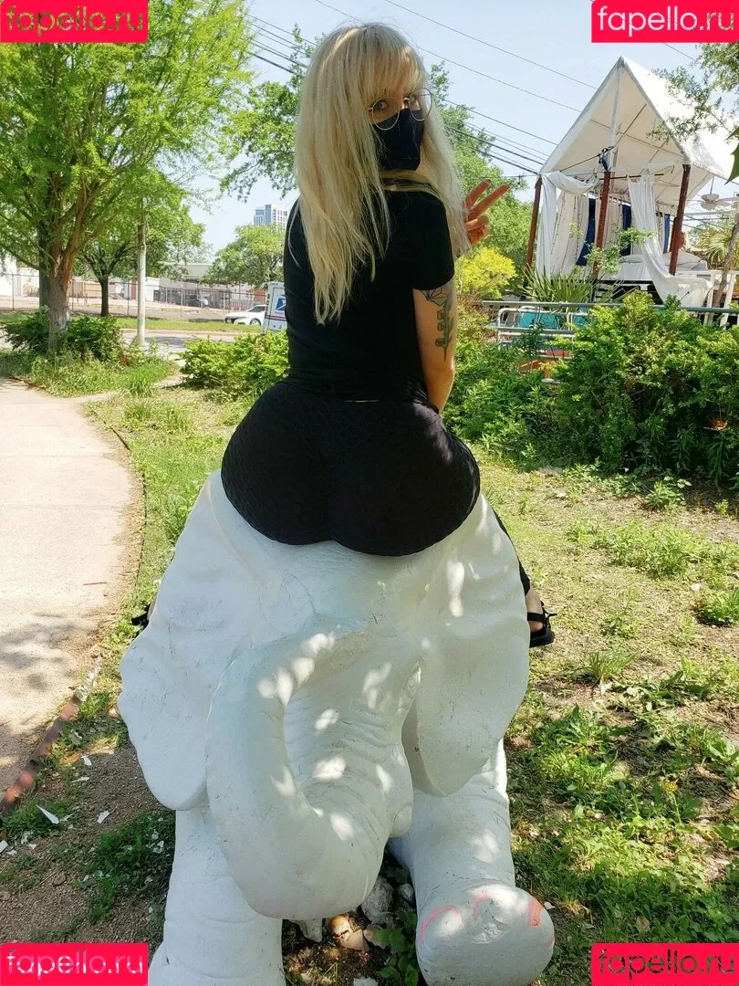 Moon_IRL Onlyfans Photo Gallery 