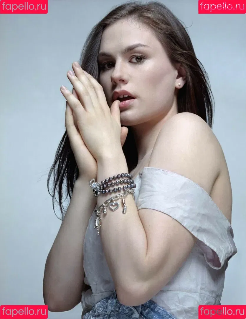 Anna Paquin Onlyfans Photo Gallery 