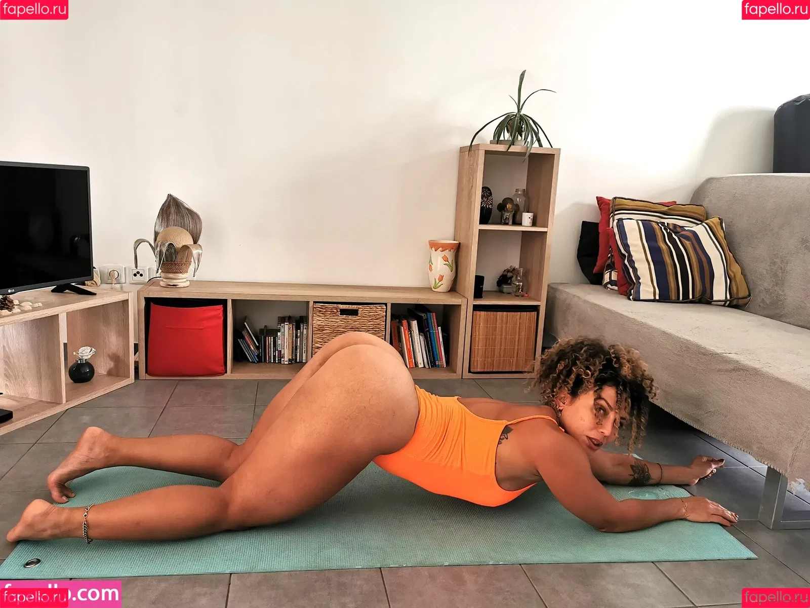 Soft Peach Yoga Onlyfans Photo Gallery 