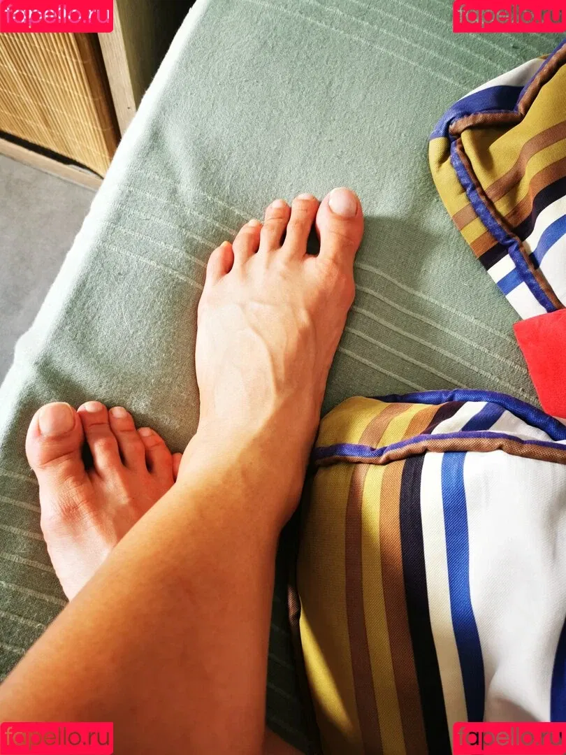 Soft Peach Yoga Onlyfans Photo Gallery 
