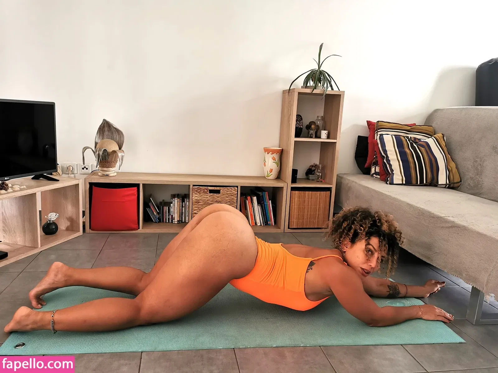 Soft Peach Yoga Onlyfans Photo Gallery 