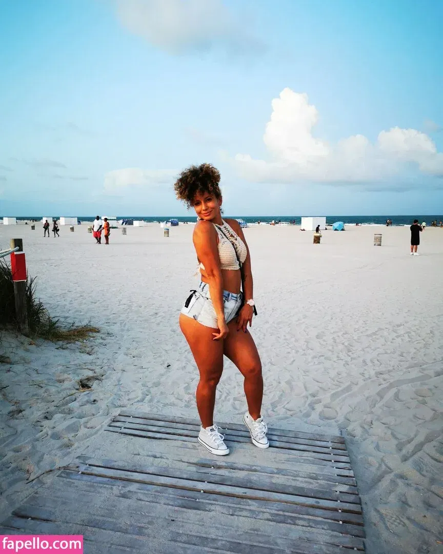 Soft Peach Yoga Onlyfans Photo Gallery 