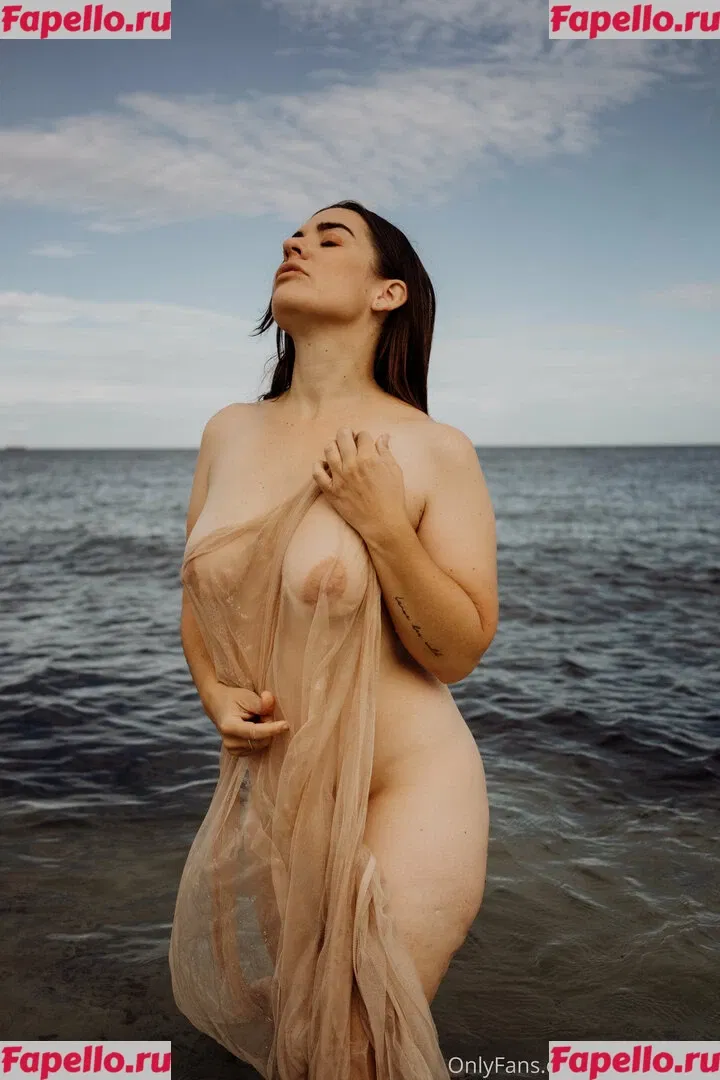 itslucybanks Onlyfans Photo Gallery 
