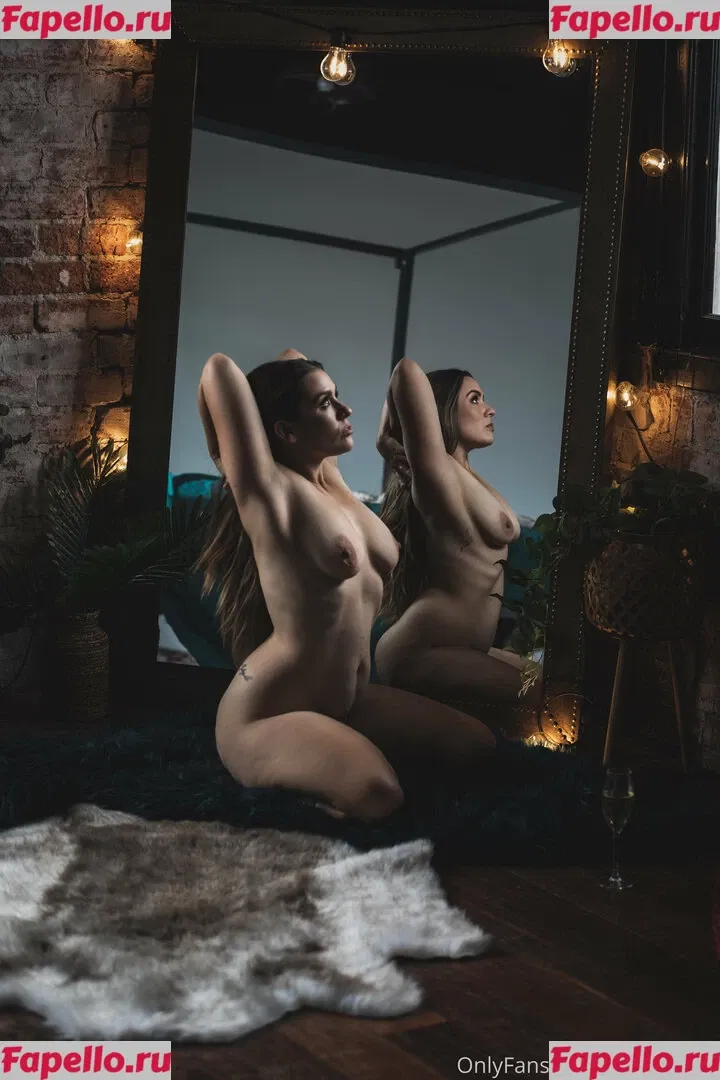 itslucybanks Onlyfans Photo Gallery 