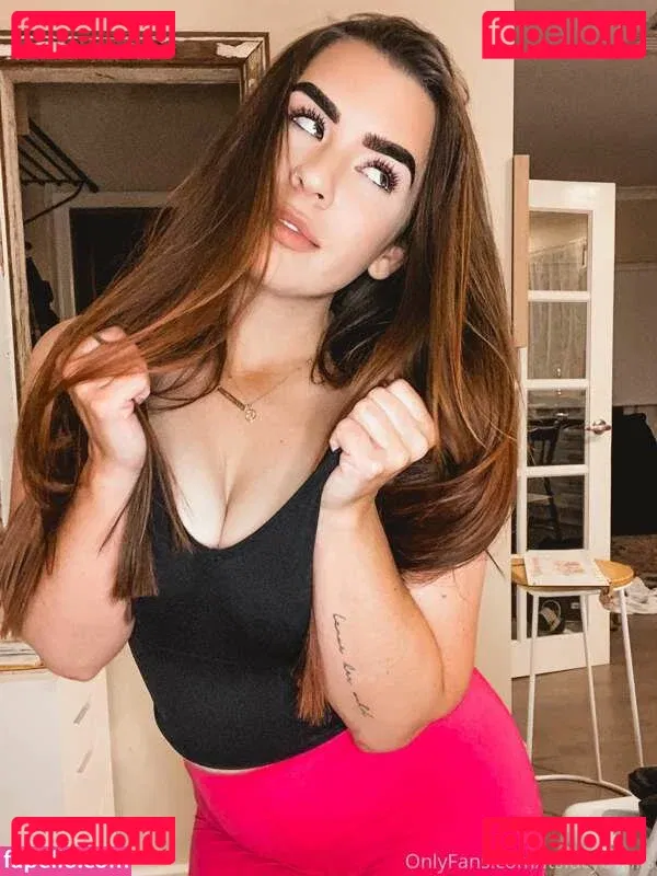 itslucybanks Onlyfans Photo Gallery 