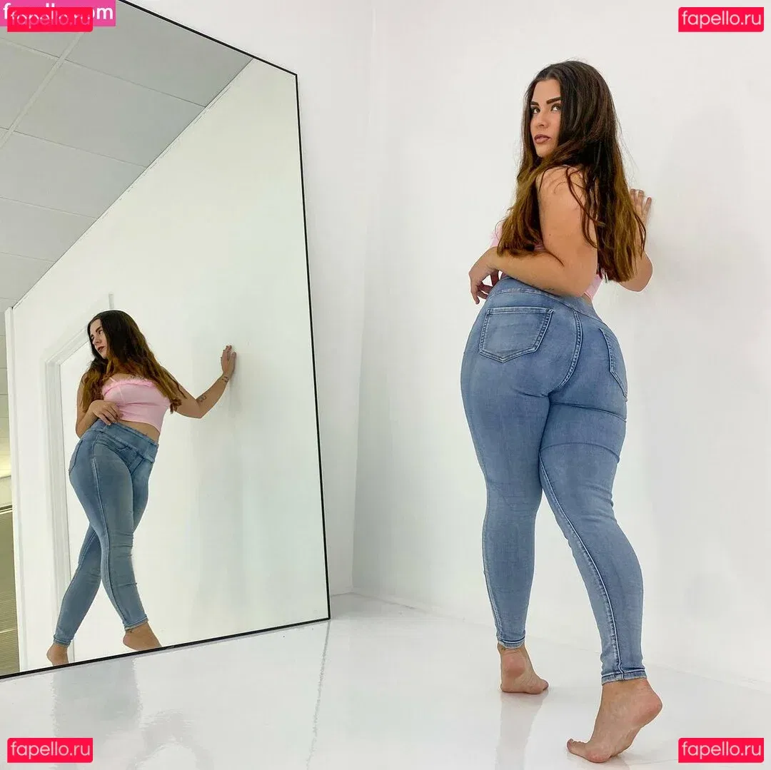 itslucybanks Onlyfans Photo Gallery 