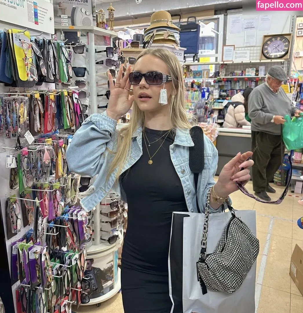 i-sophie Onlyfans Photo Gallery 