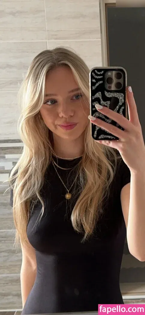 i-sophie Onlyfans Photo Gallery 