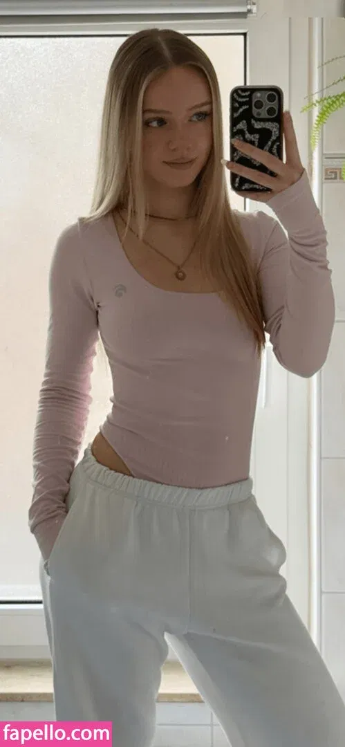 i-sophie Onlyfans Photo Gallery 