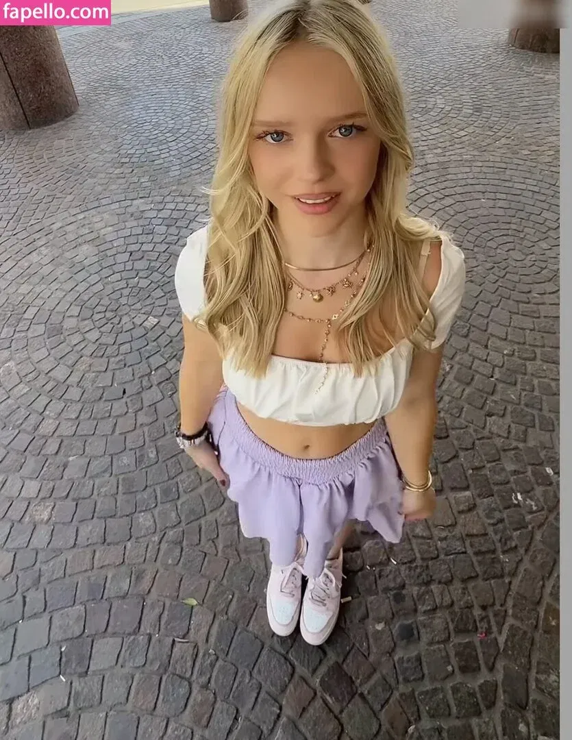 i-sophie Onlyfans Photo Gallery 