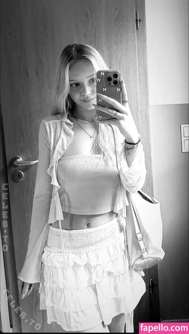 i-sophie Onlyfans Photo Gallery 