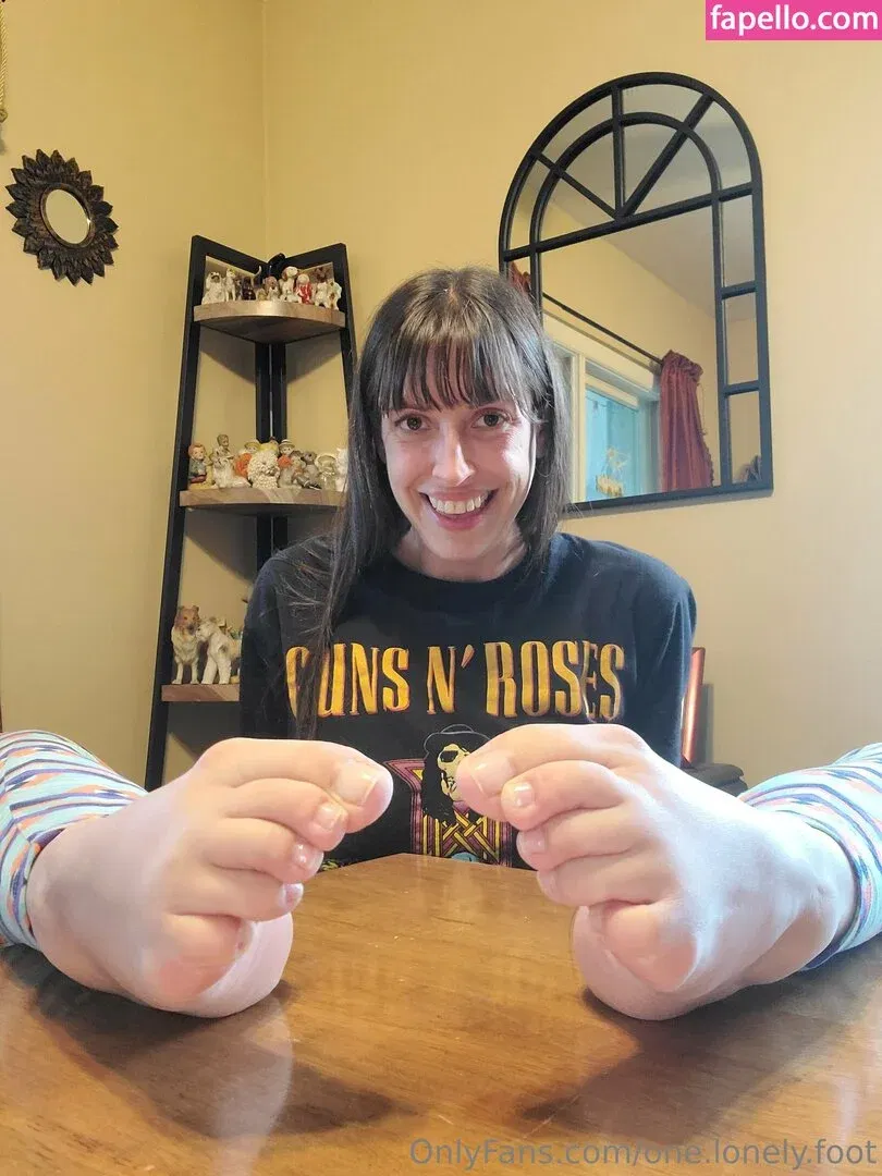 one.lonely.foot Onlyfans Photo Gallery 