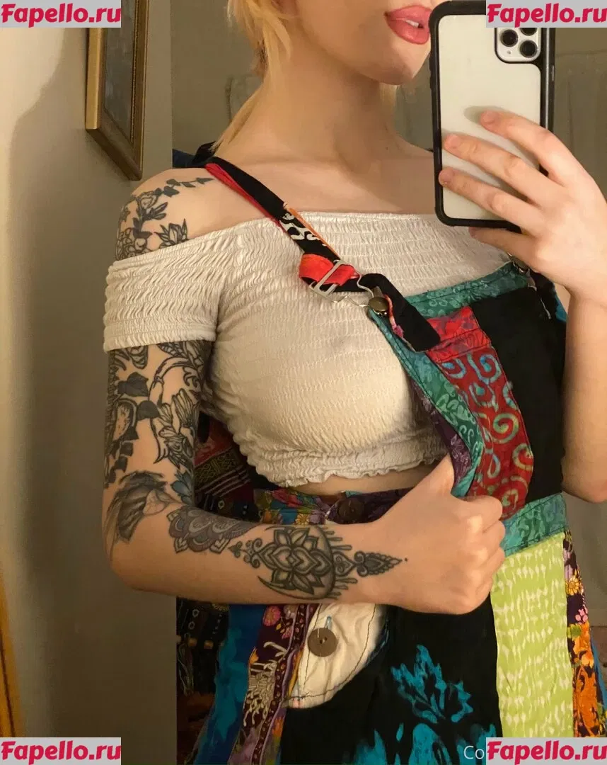 LilC0smic Onlyfans Photo Gallery 